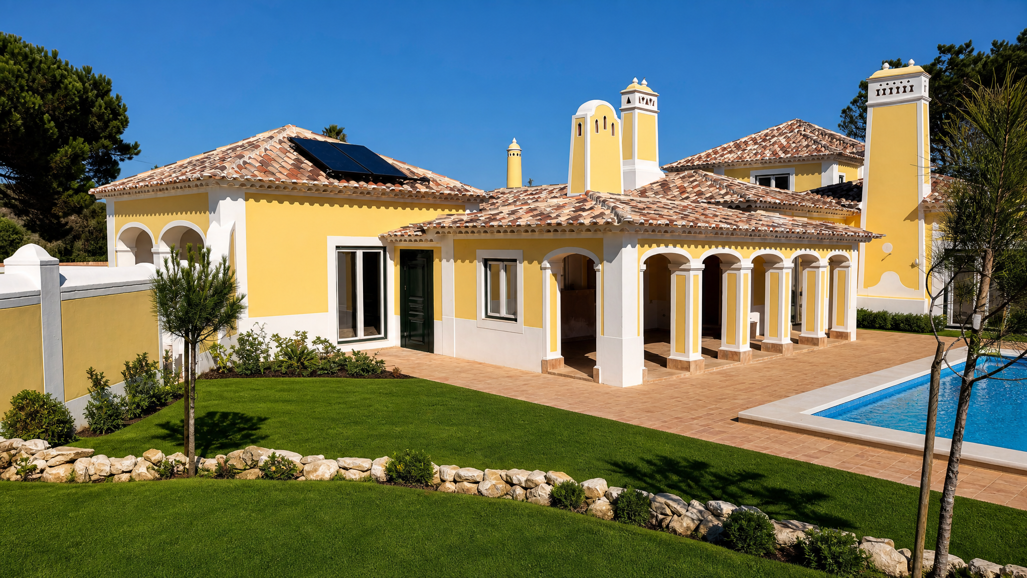 Vivenda de luxo com piscina e jardim